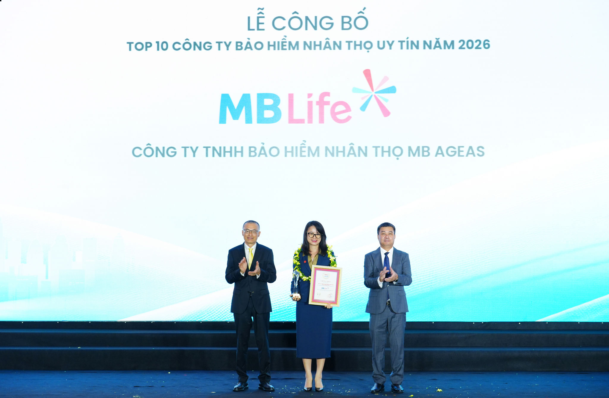Đại diện MB Life nhận giải tại Lễ công bố và vinh danh Top 10 công ty bảo hiểm nhân thọ uy tín năm 2026