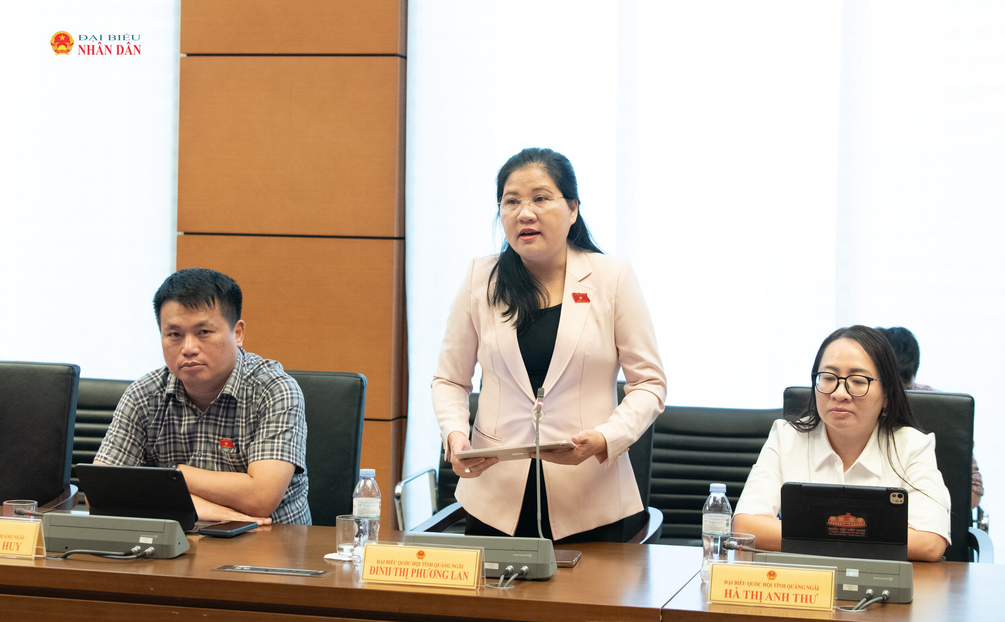ĐBQH Đinh Thị Phương Lan (Quảng Ngãi) phát biểu