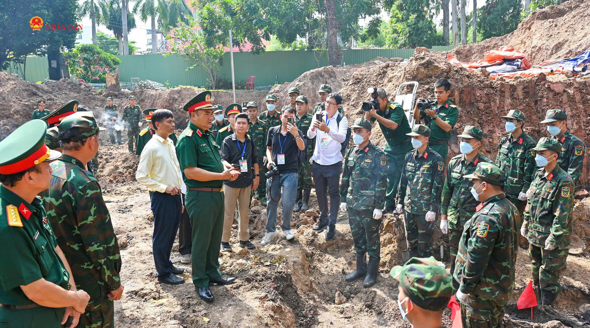 Tư lệnh Quân khu 7, Trung tướng Lê Xuân Thế ân cần thăm hỏi lực lượng làm nhiệm vụ tại Công viên Lê Thị Riêng