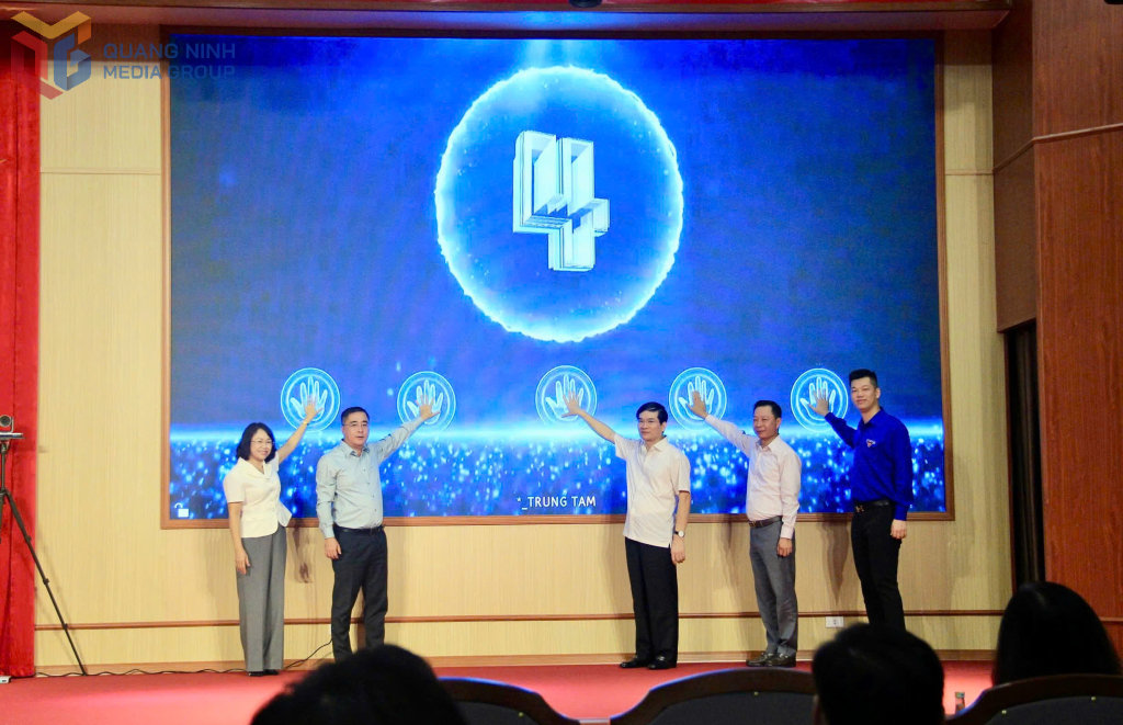 Các đại biểu thực hiện nghi thức ấn nút phát động phong trào thi đua.