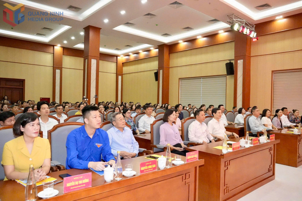 Các đại biểu tham dự chương trình phát động.