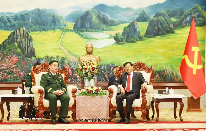 Lao Party General Secretary and President Thongloun Sisoulith (right) receives General Nguyen Trong Nghia, Chairman of the General Department of Politics of the Vietnam People's Army on August 6 (Photo: VNA)