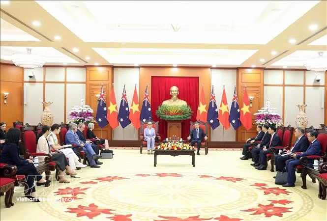 General Secretary of the Communist Party of Vietnam (CPV) Central Committee (right) hosts a reception for Australian Governor-General Sam Mostyn in Hanoi during her state visit to Vietnam in September last year (Photo: VNA)