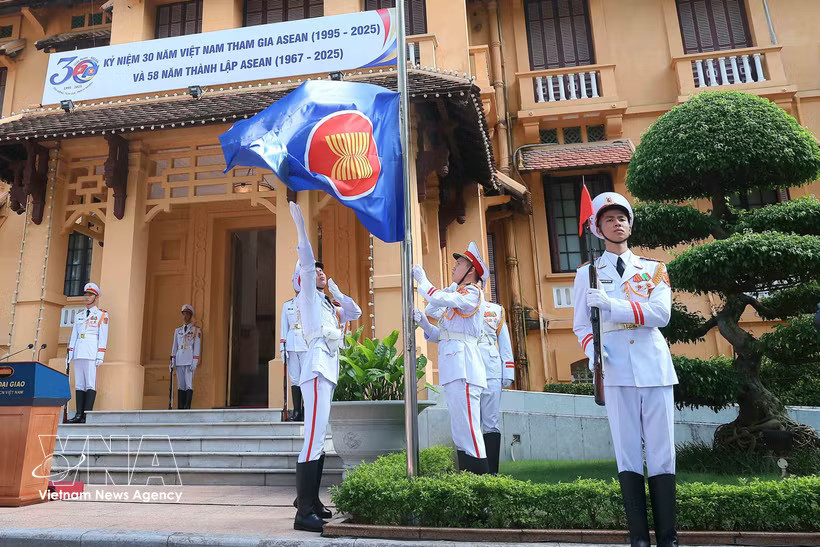 A flag-raising ceremony is held to mark the 58th founding anniversary of the Association of Southeast Asian Nations (ASEAN) on August 8, 2025 (Photo: VNA)