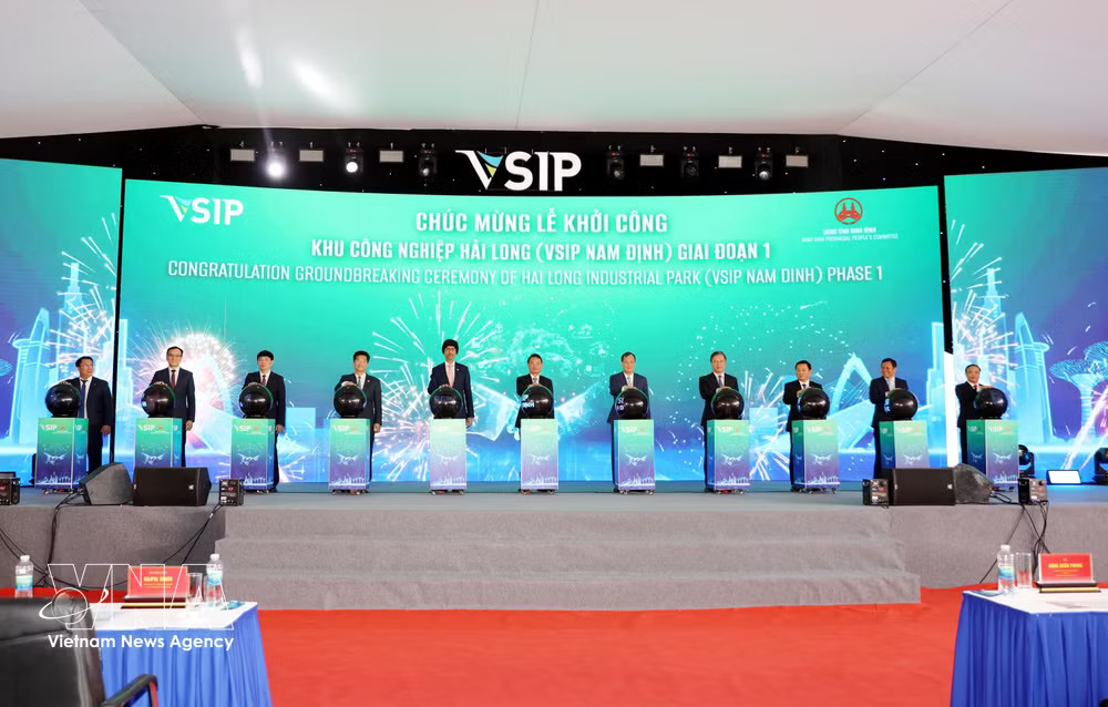 The groundbreaking ceremony for Phase 1 of the Hai Long Industrial Park project (VSIP Nam Dinh) in Ninh Binh province. (Photo: VNA) vnanet-diplomacy3.jpg
