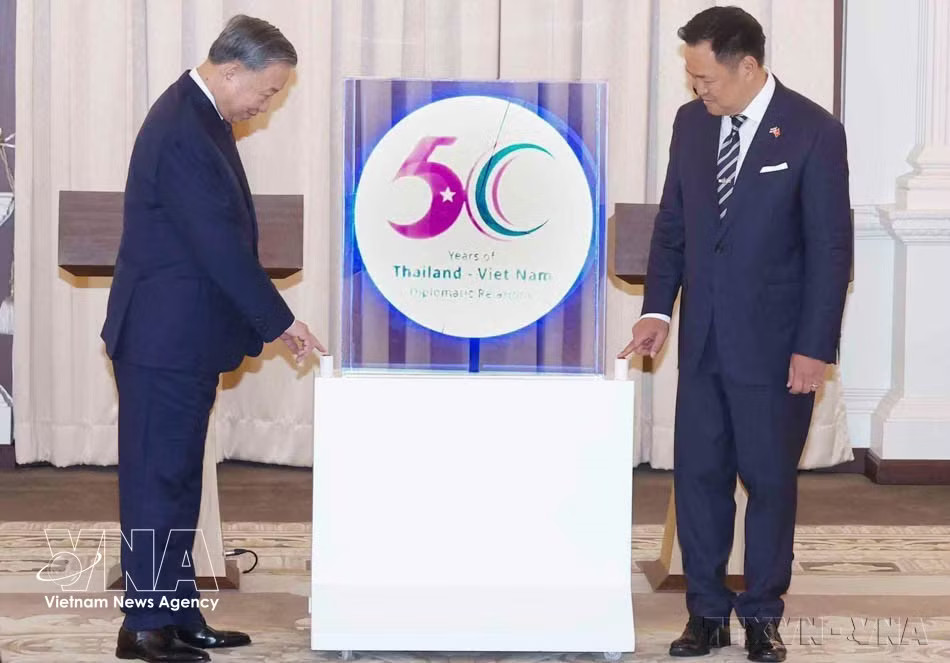 Party General Secretary and State President To Lam (L) and Thai Prime Minister Anutin Charnvirakul unveil the logo marking the 50th anniversary of Vietnam-Thailand diplomatic relations on May 28, 2026. (Photo: VNA) vnanet-diplomacy2.jpg
