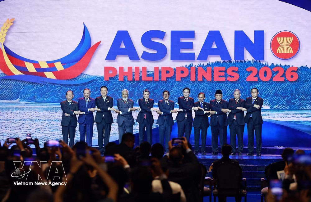 Prime Minister Le Minh Hung (fifth, left) joins ASEAN leaders at the opening ceremony of the 48th ASEAN Summit (Photo: VNA) vnanet-hung.jpg
