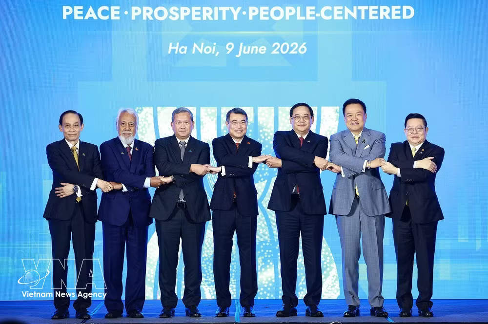 Prime Minister Le Minh Hung (centre) poses for a group photo with Lao Prime Minister Sonexay Siphandone, Cambodian Prime Minister Hun Manet, Thai Prime Minister Anutin Charnvirakul, Timor-Leste Prime Minister Kay Rala Xanana Gusmão, and ASEAN Secretary-General Kao Kim Hourn (Photo: VNA) vnanet-hung2.jpg