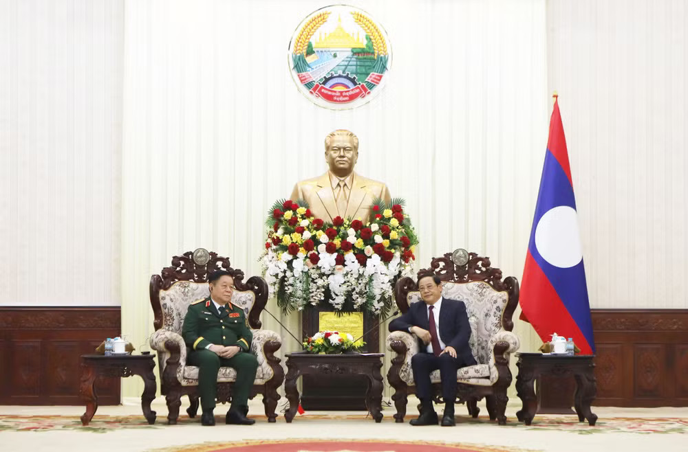 Lao Prime Minister Sonexay Siphandone (right) and General Nguyen Trong Nghia, Chairman of the General Department of Politics of the Vietnam People's Army at their meeting on August 6 (Photo: VNA) tiep-don.jpg