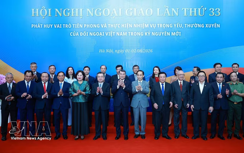 Prime Minister Le Minh Hung (C, first row) poses for a photo with delegates attending the plenary session of the 33rd Diplomatic Conference. (Photo: VNA)