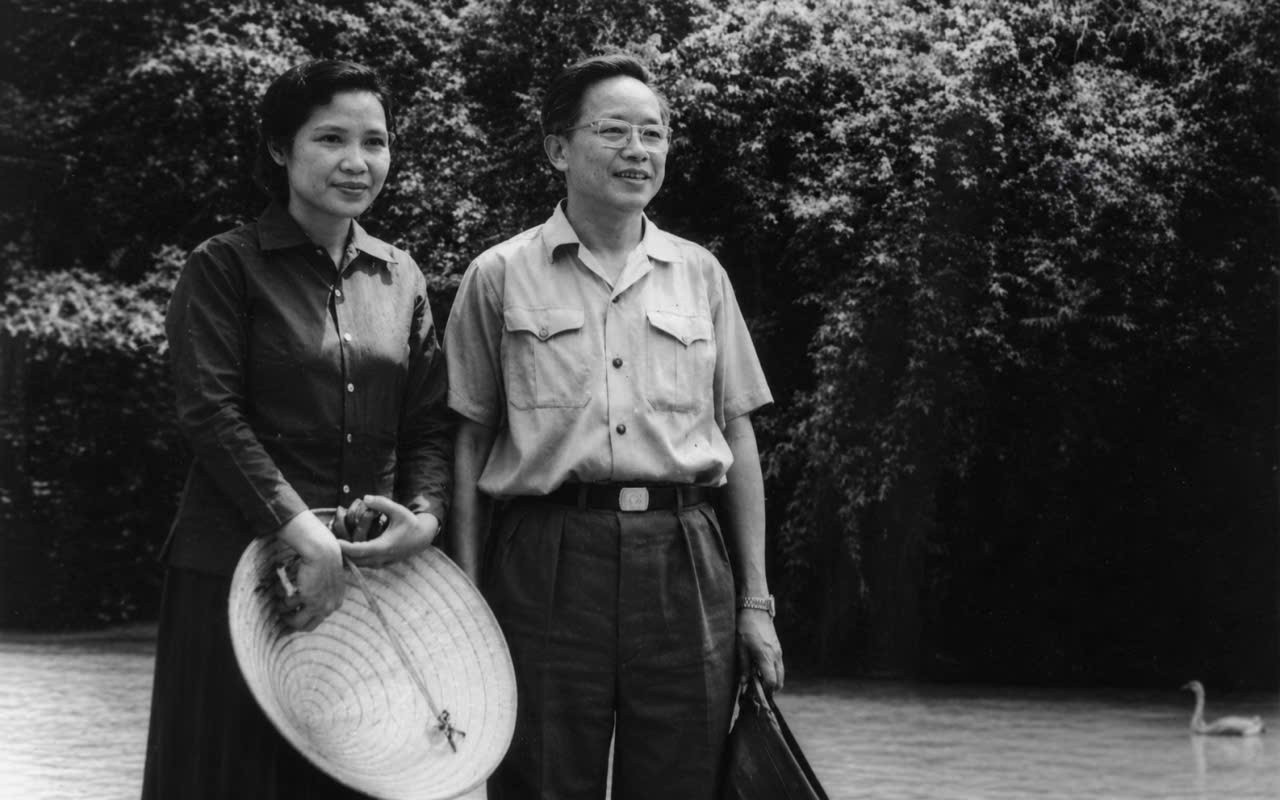 pac-po-cao-bang-1978.-ong-le-quang-dao-va-phu-nhan-nha-van-nguyet-tu-e0fc99dabf1ccc741585ea2b51808766 (1)