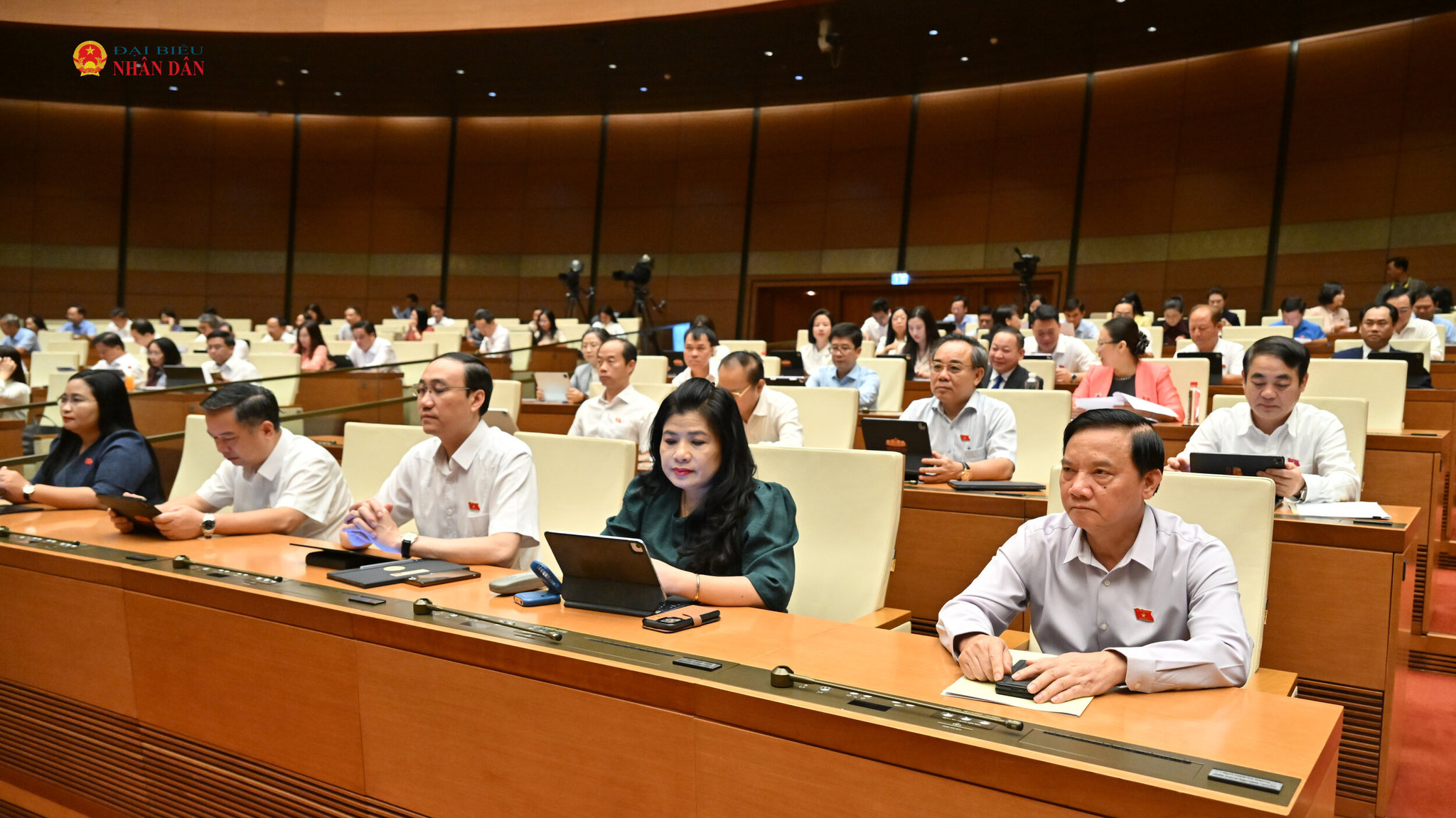 pho-chu-tich-quoc-hoi-nguyen-khac-dinh-va-cac-dai-bieu-tai-phien-hopvqk_5204.jpg