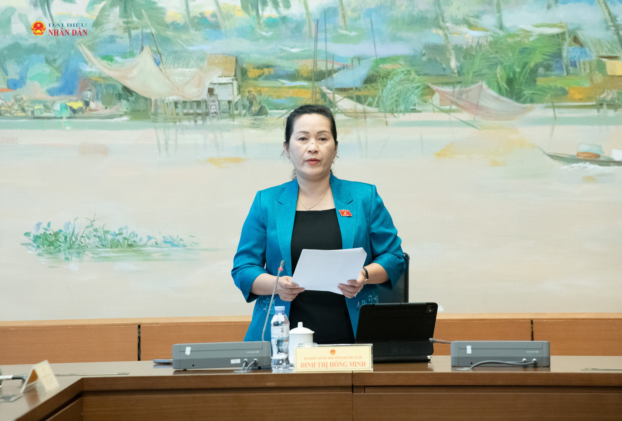 Trưởng Đoàn đại biểu Quốc hội tỉnh Quảng Ngãi Đinh Thị Hồng Minh phát biểu-2