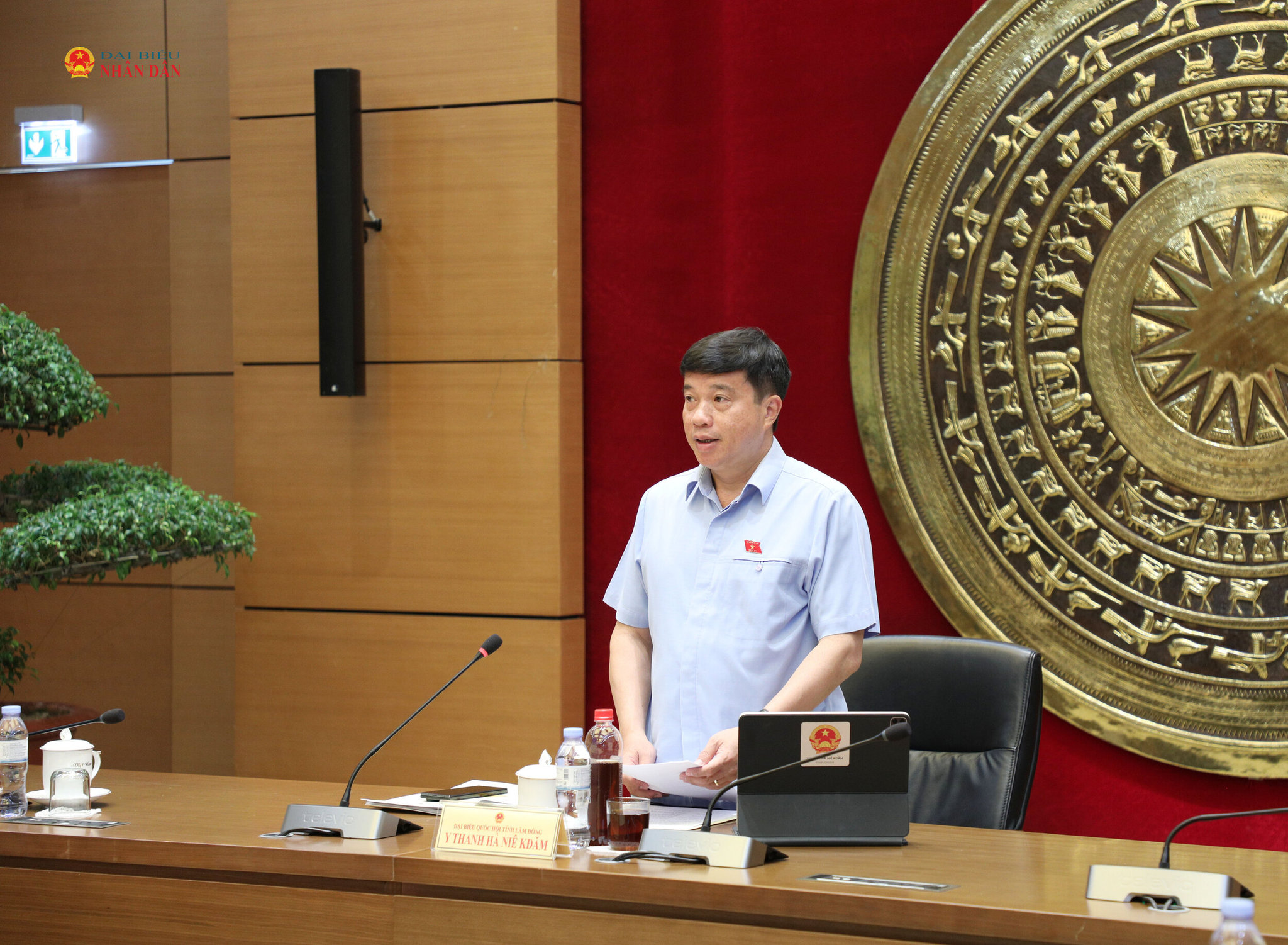Trưởng Đoàn ĐBQH tỉnh Lâm Đồng Y Thanh Hà Niê Kđăm chủ trì buổi thảo luận tổ
