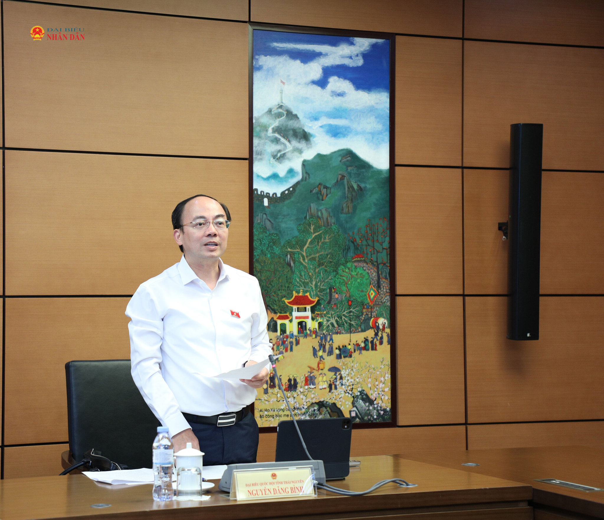 Trưởng Đoàn ĐBQH tỉnh Thái Nguyên Nguyễn Đăng Bình chủ trì buổi thảo luận tại tổ