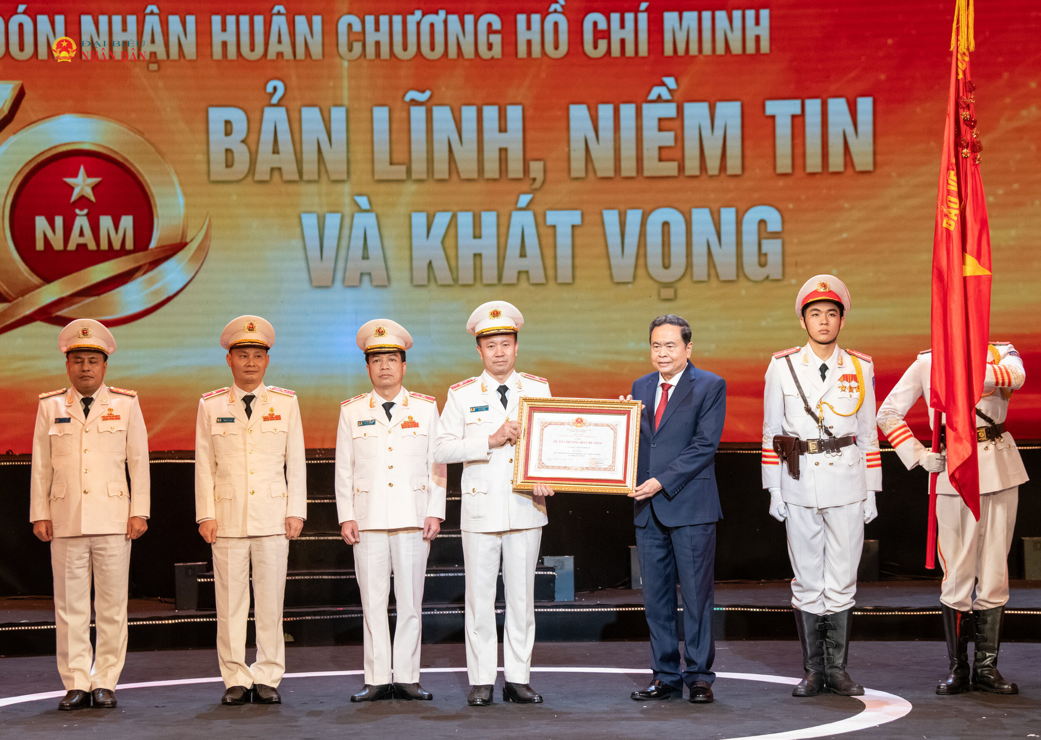 chu-tich-quoc-hoi-tran-thanh-man-trao-tang-huan-chuong-ho-chi-minh-cho-c03-2.jpg