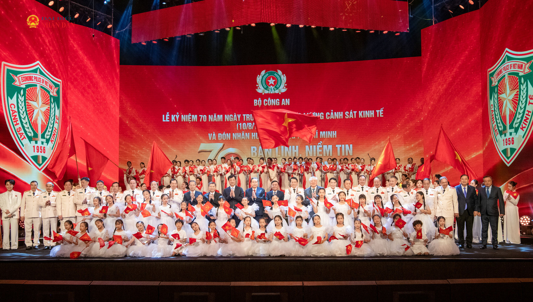 chu-tich-quoc-hoi-va-cac-dai-bieu-chup-anh-luu-niem.1(1).jpg
