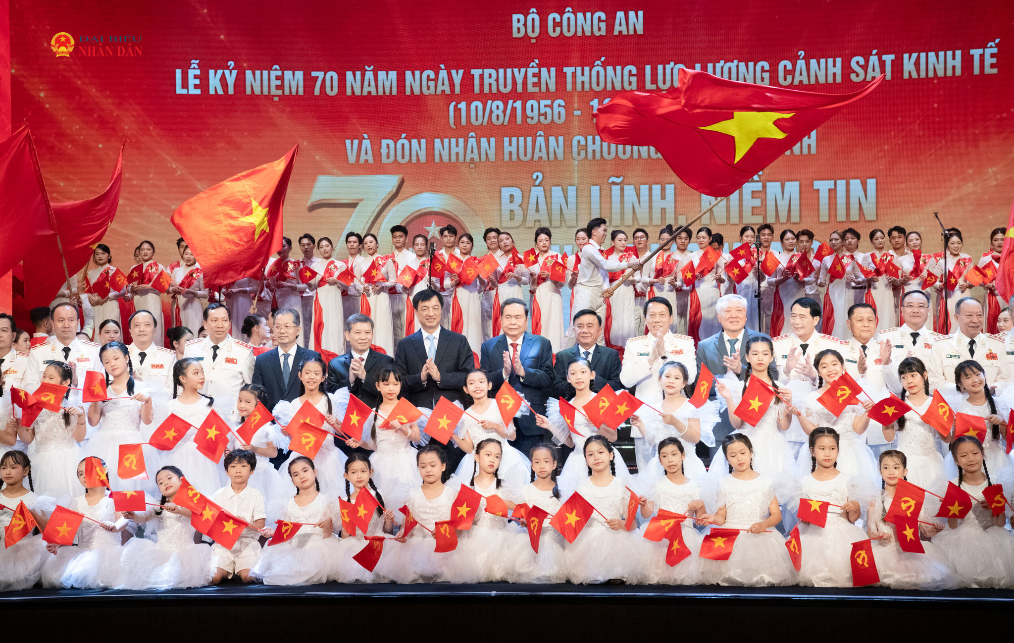 chu-tich-quoc-hoi-va-cac-dai-bieu-chup-anh-luu-niem.2(1).jpg