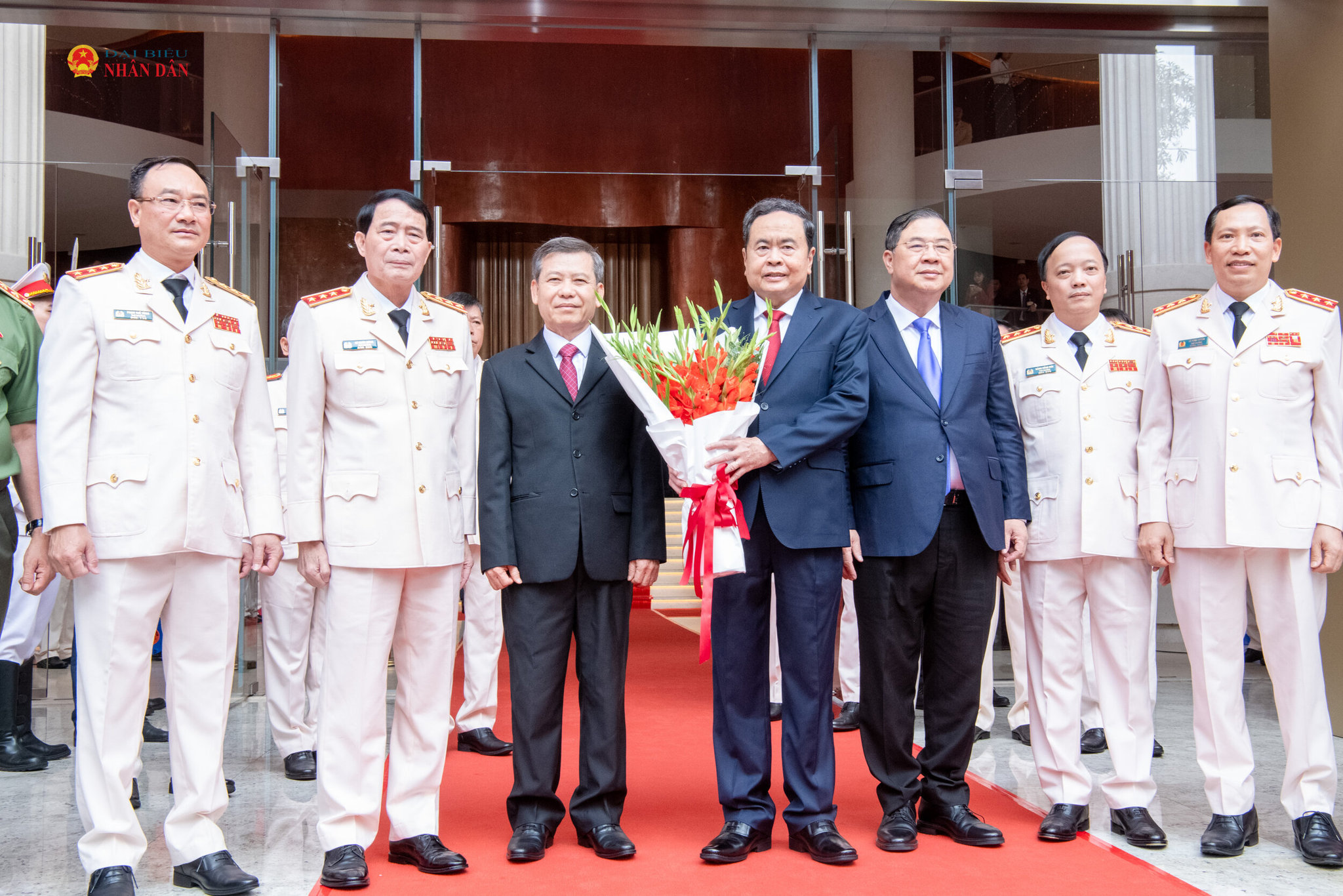 Lãnh đạo Bộ công an tặng hoa chúc mừng Chủ tịch QH Trần Thanh Mẫn.2