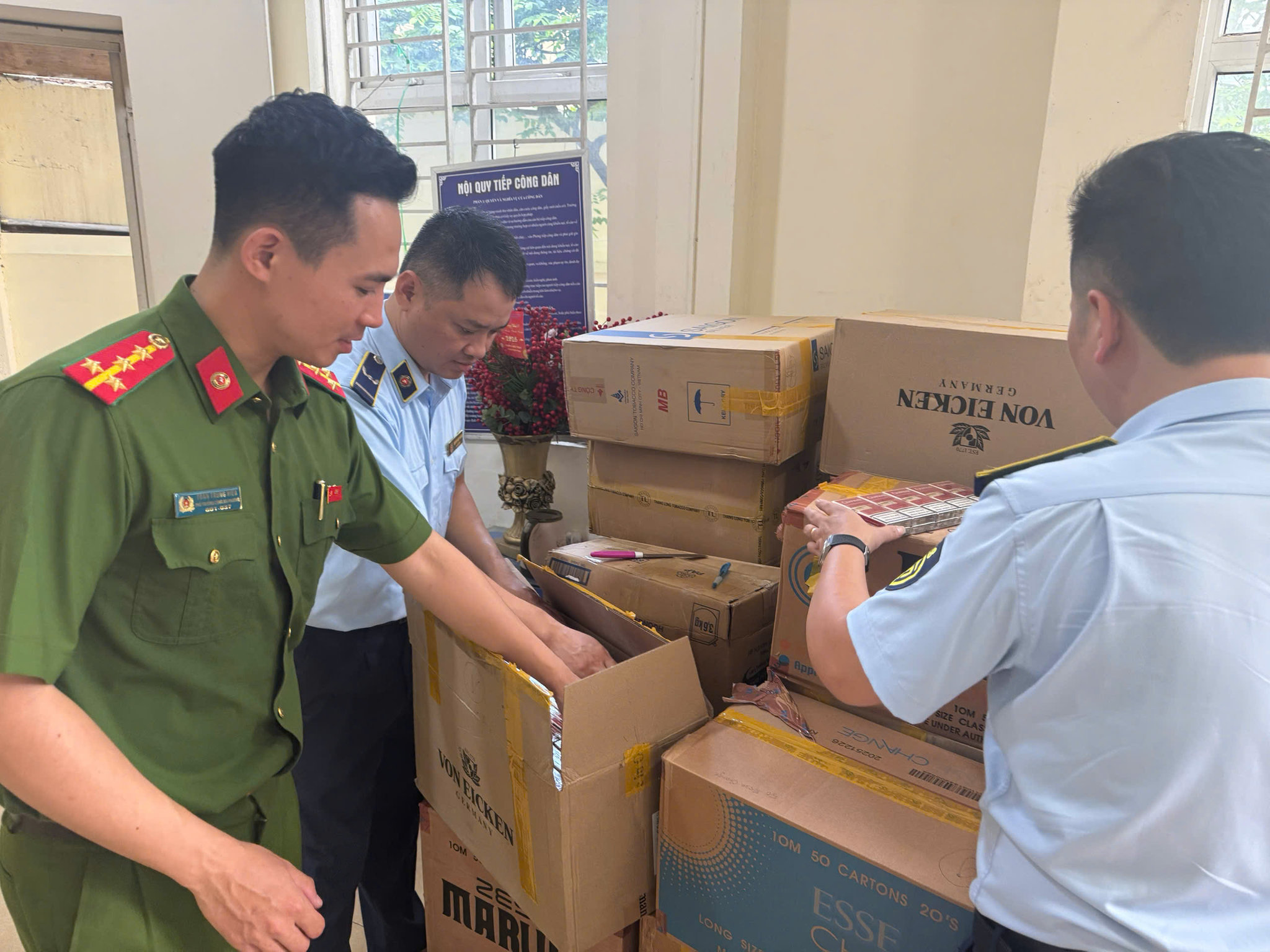 Lực lượng quản lý thị trường Hà Nội chuyển giao hồ sơ cùng toàn bộ số hàng hóa thuộc danh mục Nhà nước cấm kinh doanh đến cơ quan Công an