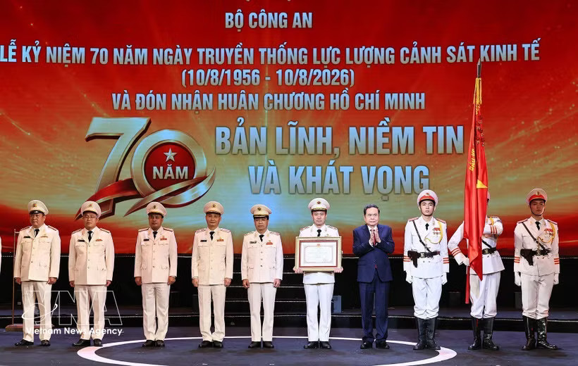 NA Chairman Tran Thanh Man presents the Ho Chi Minh Order to the Economic Police Force at the ceremony in Hanoi on August 8. (Photo: VNA)