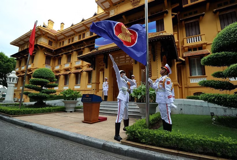 The ASEAN flag hoisting ceremony held in Hanoi on July 31, 2026 to mark the 59th founding anniversary of ASEAN and the 31st anniversary of Vietnam's accession to the bloc. (Photo published by VNA)