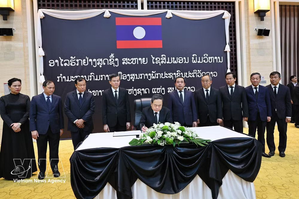 vnanet-potal-chu-tich-quoc-hoi-tran-thanh-man-vieng-chu-tich-quoc-hoi-lao-8943154.jpg