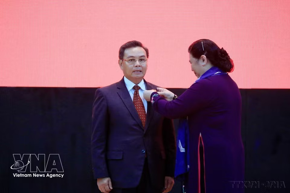 Permanent Vice President of the National Assembly Tong Thi Phong, on behalf of the Vietnamese Party and State, presents the Ho Chi Minh Order to Xaysomphone Phomvihane, Politburo member and President of the Lao Front for National Construction, on the occasion of the 55th anniversary of Vietnam–Laos diplomatic relations (September 5, 1962–2017) and the 40th anniversary of the signing of the Vietnam–Laos Treaty of Amity and Cooperation (July 18, 1977–2017). (Photo: VNA)