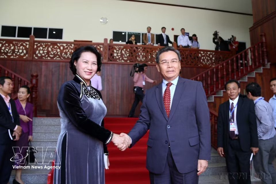 President of the National Assembly Nguyen Thi Kim Ngan meets with Xaysomphone Phomvihane, Politburo member and President of the Central Committee of the Lao Front for National Construction, during her official visit to Laos (September 27, 2016). (Photo: VNA)