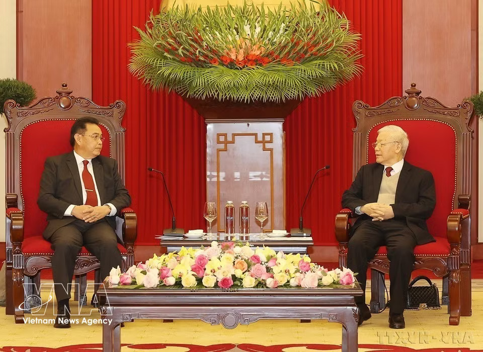 Party General Secretary Nguyen Phu Trong receives Lao National Assembly President Xaysomphone Phomvihane during his official visit to Vietnam, at the Party Central Committee headquarters (December 7, 2021). (Photo: VNA)