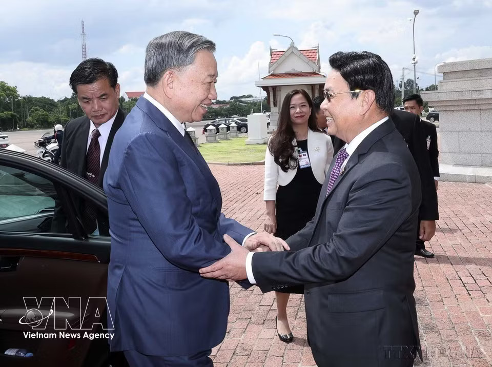 Vietnamese State President To Lam meets with Lao National Assembly President Xaysomphone Phomvihane in Vientiane (July 11, 2024). (Photo: VNA)