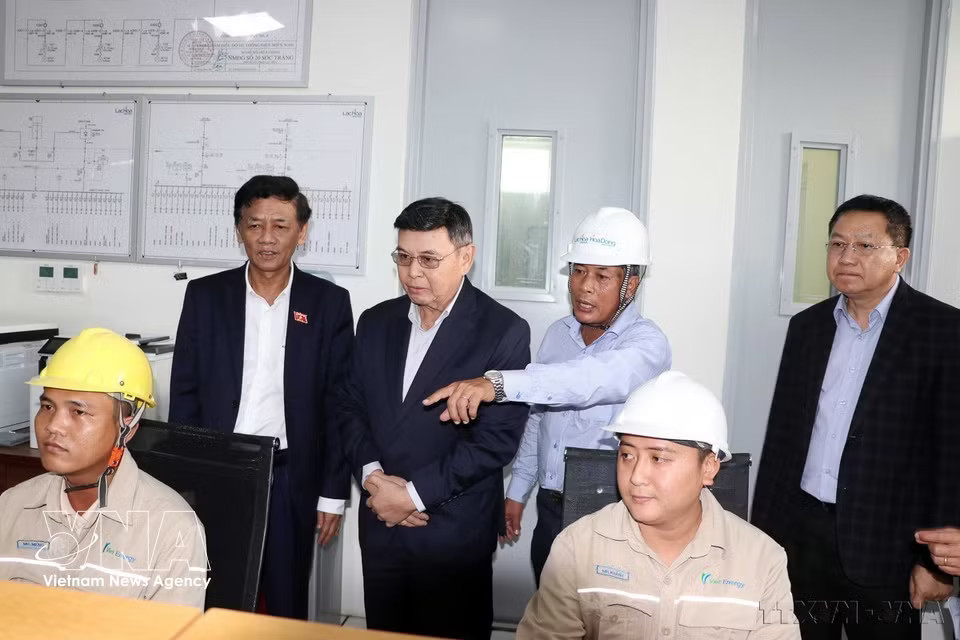 Lao National Assembly President Xaysomphone Phomvihane visits the Lac Hoa–Hoa Dong wind power plant in Vinh Chau township, Soc Trang province (December 18, 2024). (Photo: VNA)