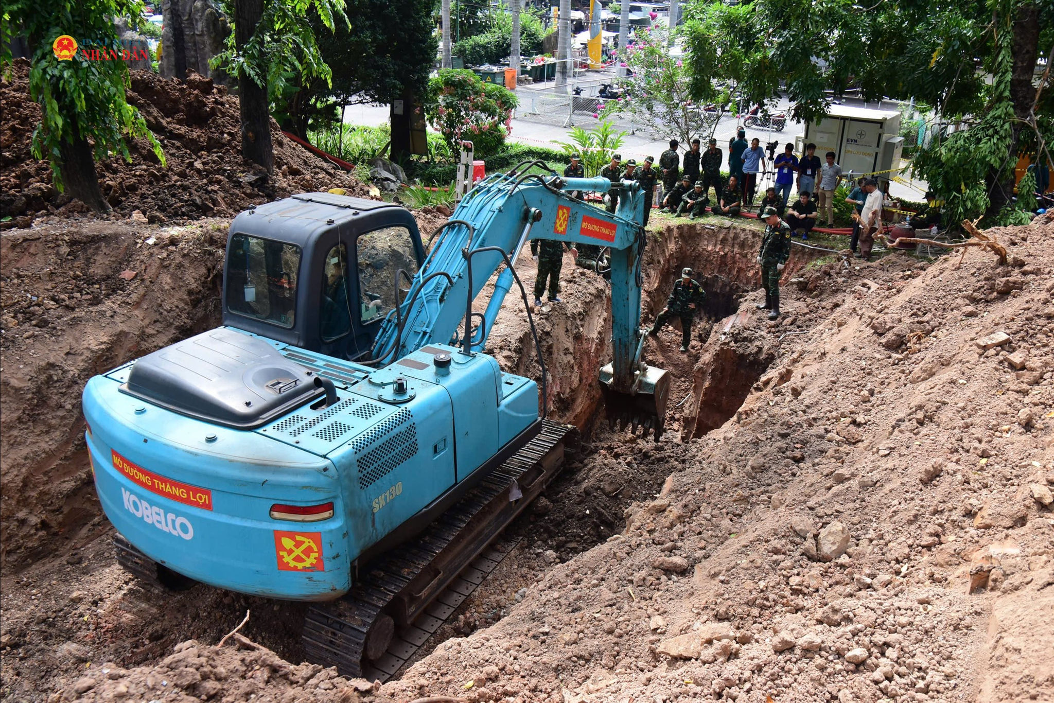 Có những ngày, hơn 300 m³ đất được đào, di dời. Ảnh: Hoa Lê