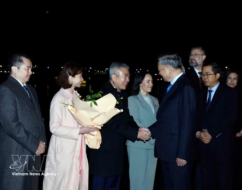 General Secretary of the Communist Party of Vietnam (CPV) Central Committee and State President To Lam (fifth, left) arrives at Sydney Kingsford Smith Airport on August 9 evening (Photo: VNA)
