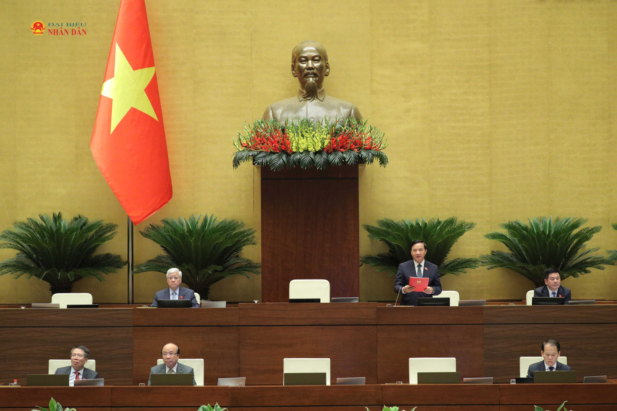 Phó Chủ tịch Quốc hội Nguyễn Khắc Định điều hành nội dung phiên họp