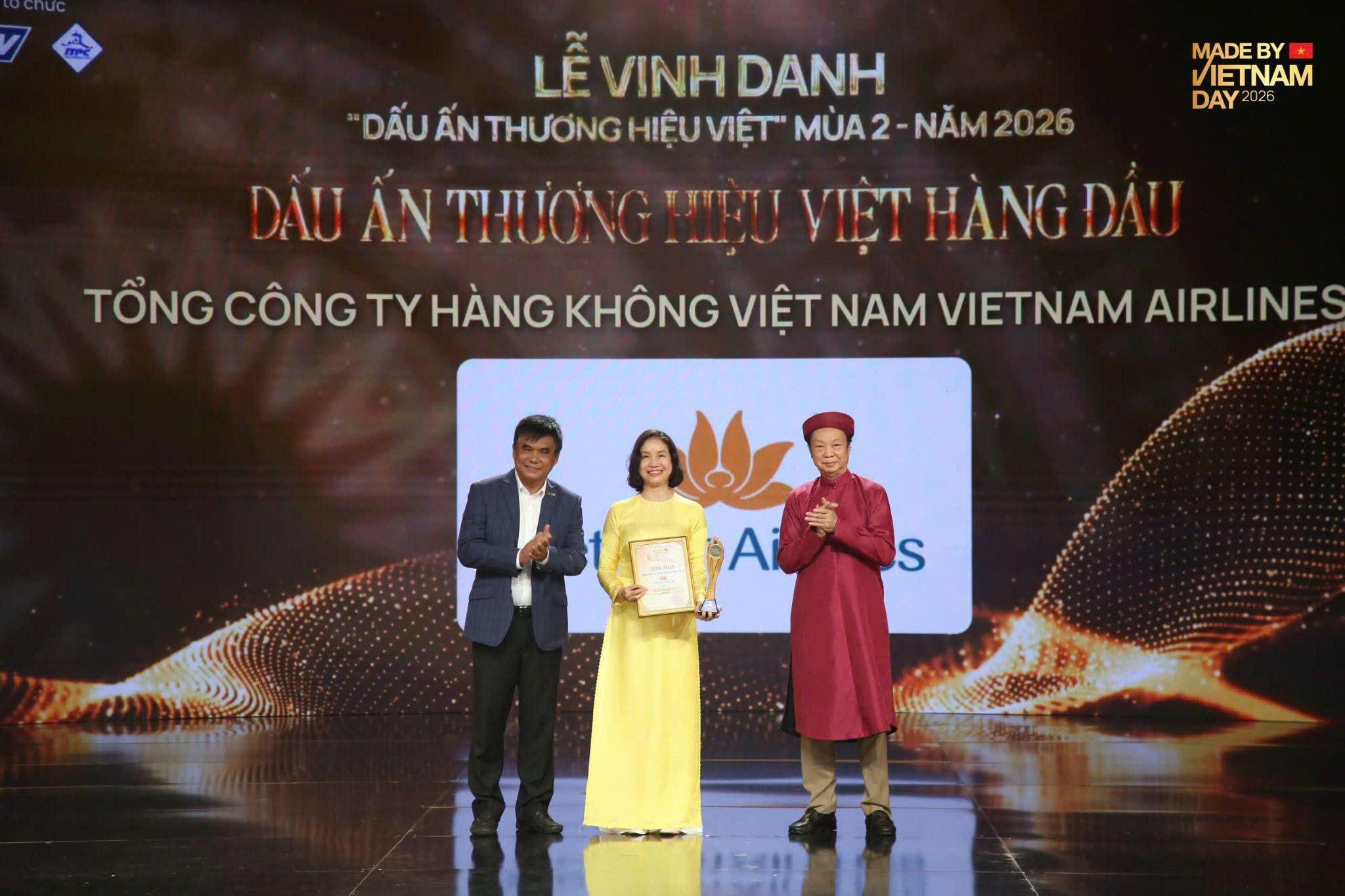 Ảnh 1_ Bà Ngô Thị Thu Hiền, Phó Giám đốc Chi nhánh Vietnam Airlines, đại diện Vietnam Airlines nhận giải “Dấu ấn Thương hiệu Việt Hàng đầu” tại Lễ trao giải Made by Vietnam 2026 do HTV tổ chức