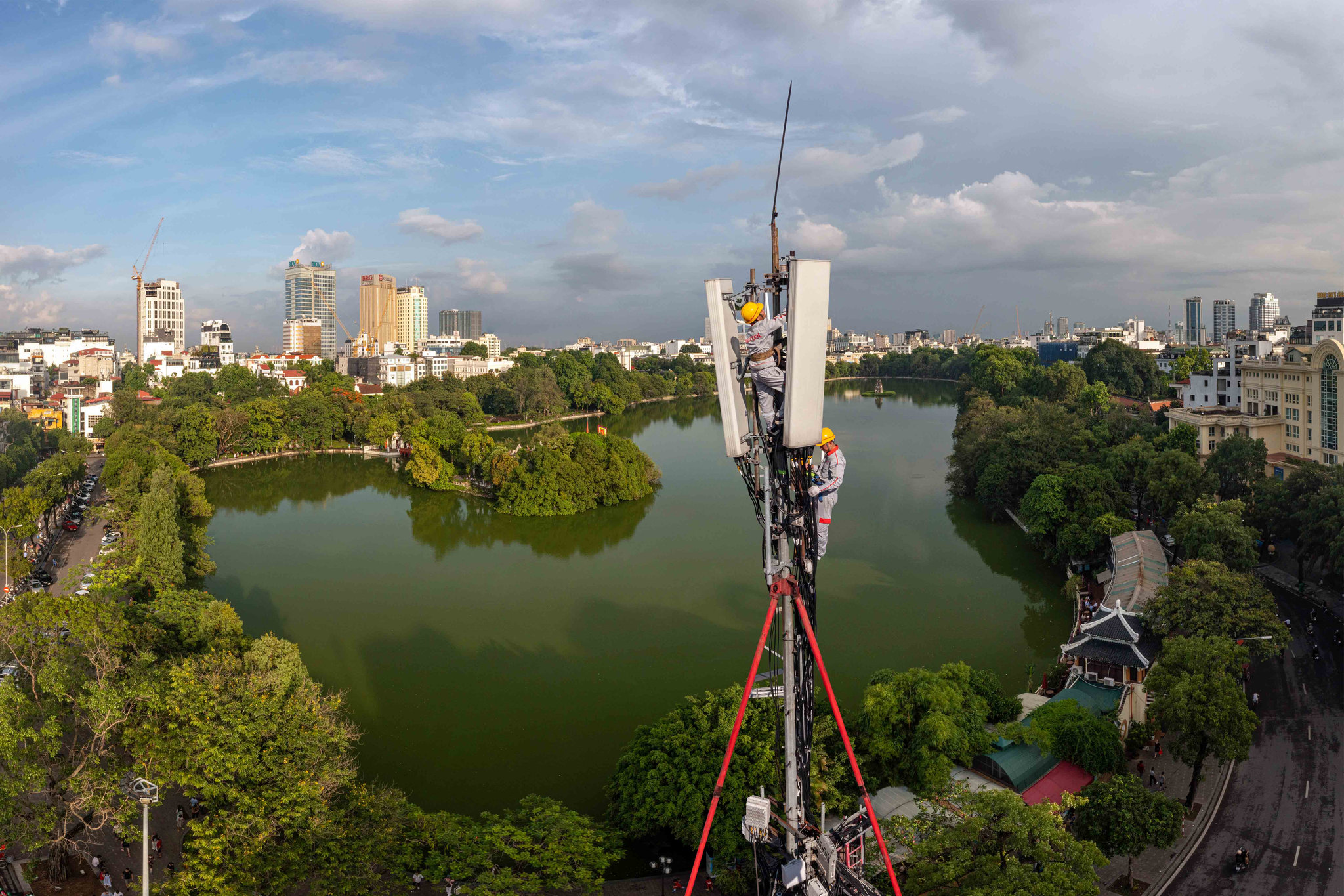 Anh 2 - Luong dien luoi tieu thu tai Viet Nam cua Viettel giam 3%, dù tap doan tiep tuc mo rong manh ha tang 5G trong nam 2025