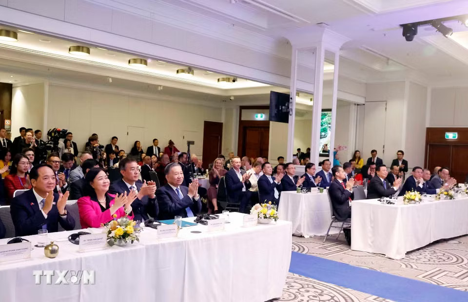 b1908-_ttxvn-tong-bi-thu-chu-tich-nuoc-du-chuong-trinh-ky-niem-35-nam-ket-noi-hang-khong-du-lich-viet-nam-australia-1.jpg.avif