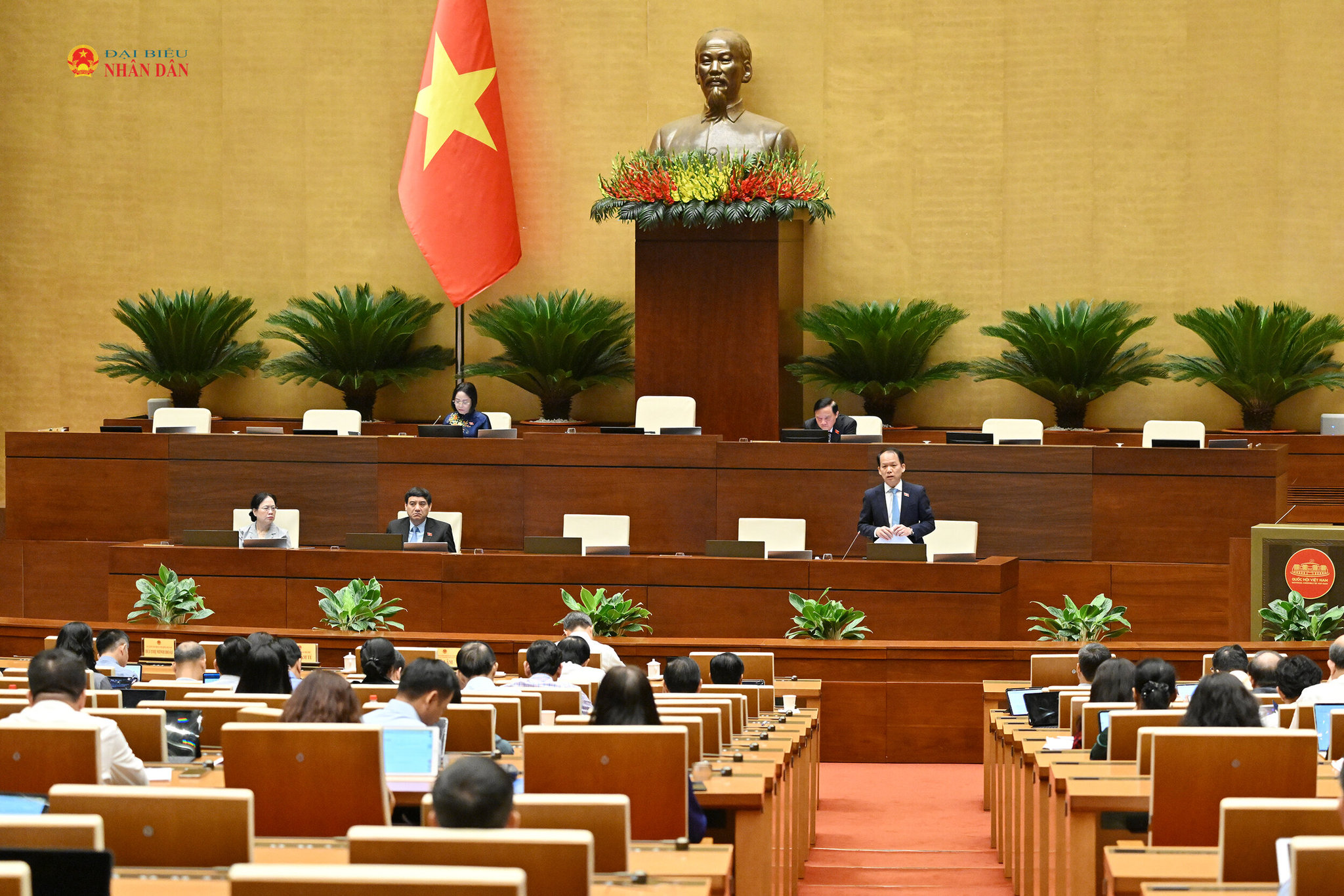 Bọ trưởng Bộ Tư pháp Hoàng Thanh Tùng giải trình, làm rõ một số vấn đề ĐBQH quan tâm