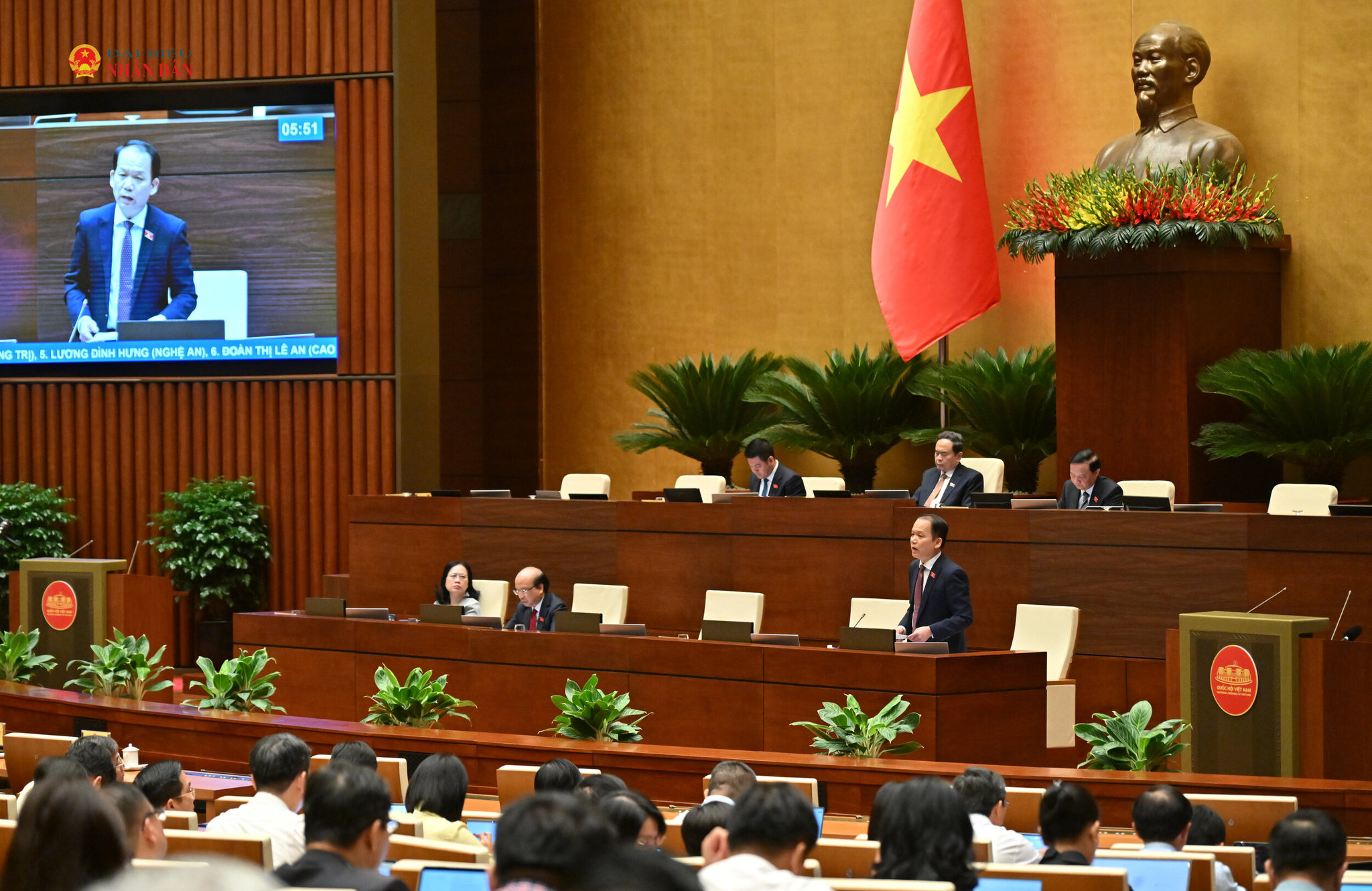Bộ trưởng Bộ Tư pháp Hoàng Thanh Tùng giải trình, làm rõ một số vấn đề ĐBQH quan tâmVQK_8019