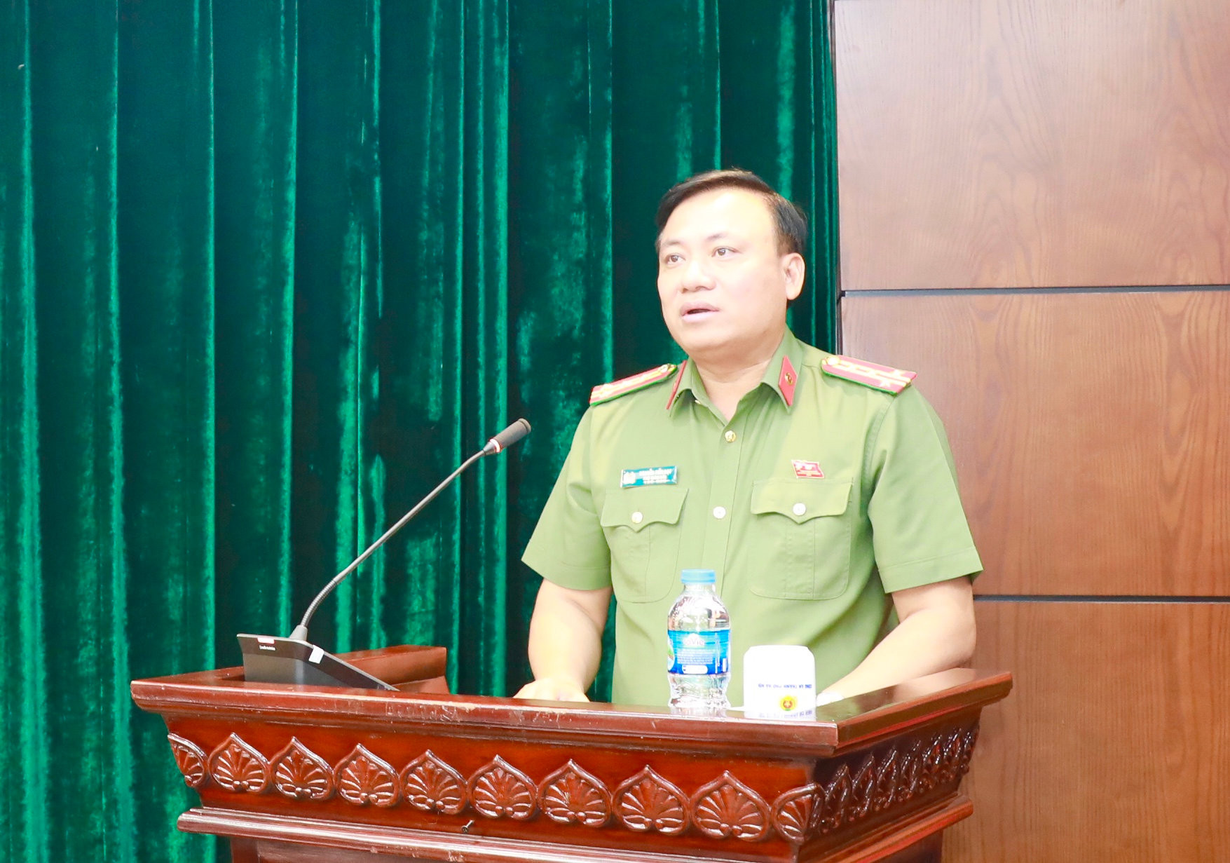 Đại tá Nguyễn Tiến Đạt, Phó Giám đốc Công an thành phố Hà Nội báo cáo tại hội nghị