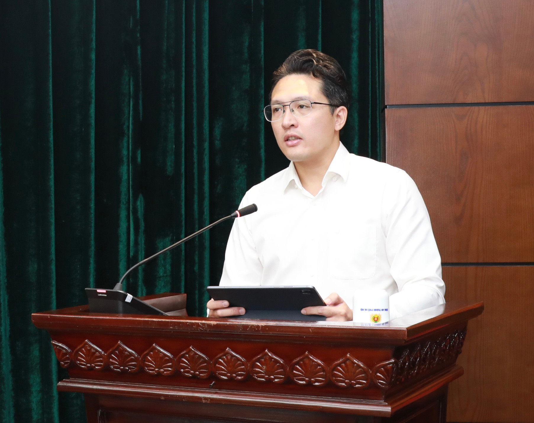 Phó Trưởng ban Quản lý các Khu công nghệ cao và Khu công nghiệp thành phố Hà Nội Đoàn Quý Linh tham luận tại hội nghị