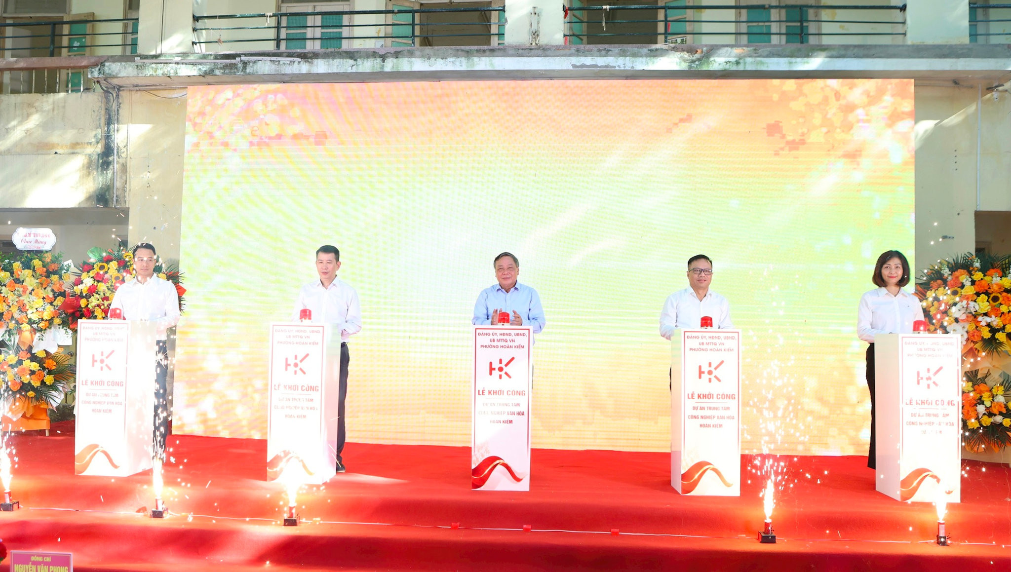 Phó Bí thư Thành ủy Nguyễn Văn Phong cùng các đại biểu bấm nút khởi công Dự án Xây dựng Trung tâm Công nghiệp văn hóa