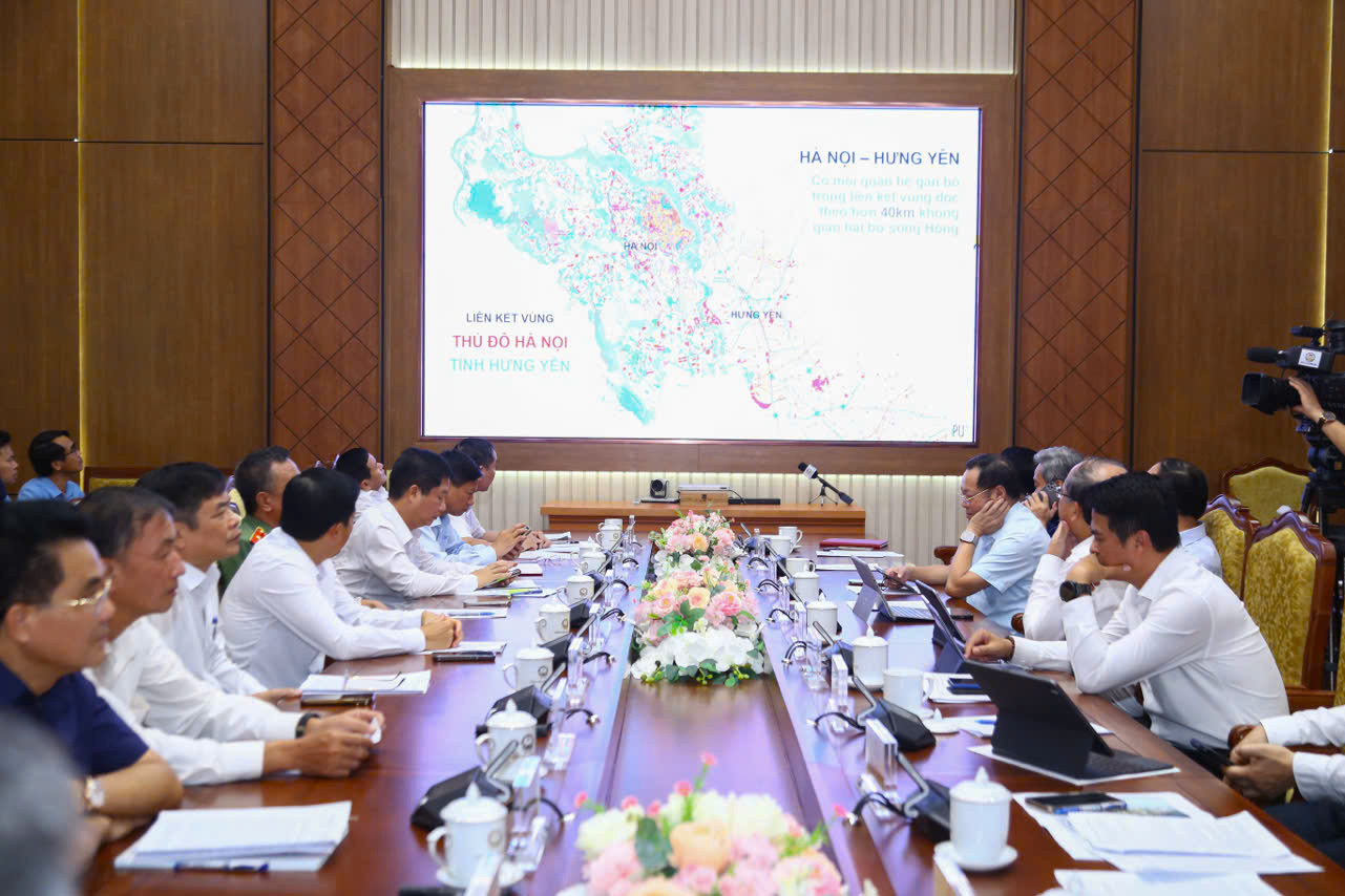 Cuộc họp có sự tham gia của đại diện các sở, ngành liên quan của tỉnh Hưng Yên và thành phố Hà Nội