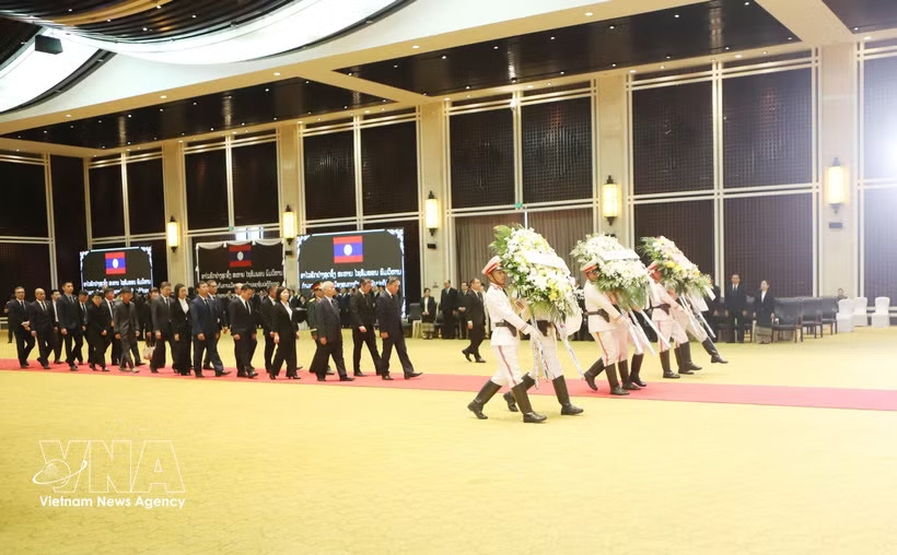 Ambassador Nguyen Minh Tam leads the delegation from the Vietnamese Embassy, and other Vietnamese representative agencies, as well as the Vietnamese community in Laos, to pay their respects to President of the Lao National Assembly Xaysomphone Phomvihane (Photo: VNA)