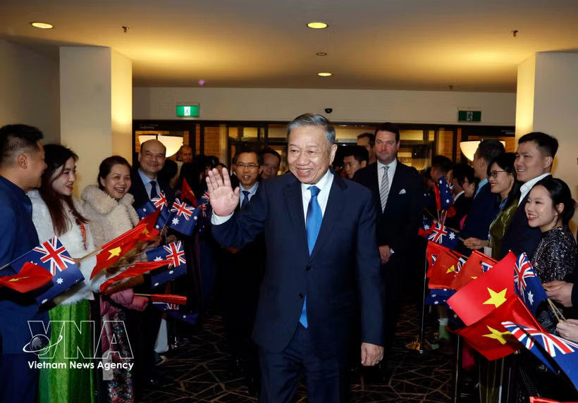 Officials and staff of the Vietnamese Embassy and representatives of the Vietnamese community in Australia welcome Party General Secretary and President To Lam at Canberra Airport on August 10, 2026. (Photo: VNA)