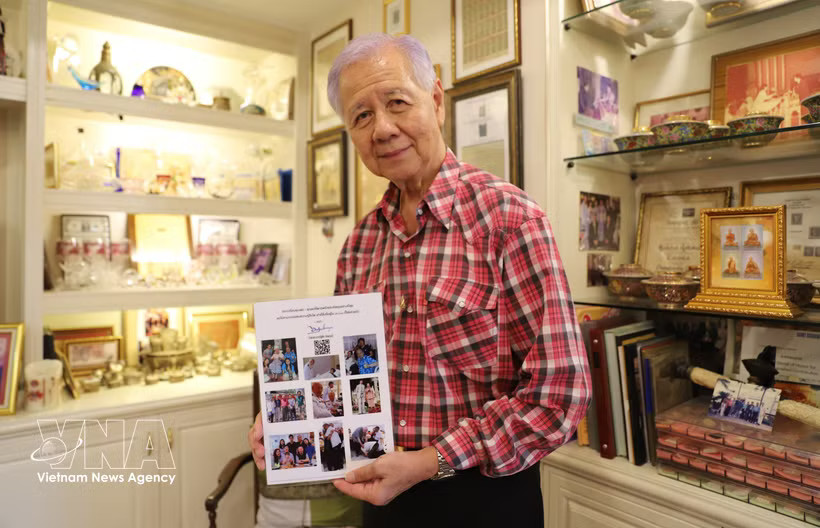 Assoc. Prof. Dr Anatchai Rattakul and photos of his father. (Photo: VNA)