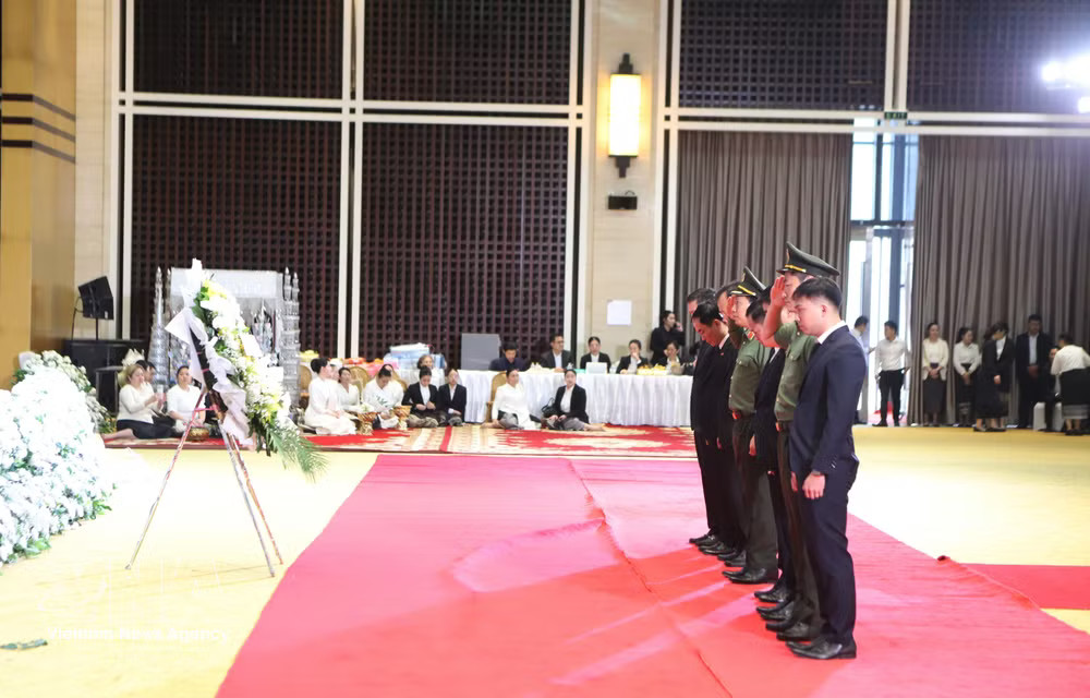 A delegation from the Vietnamese Ministry of Public Security, led by Senior Lieutenant General Le Van Tuyen, member of the Party Central Committee and Deputy Minister of Public Security, pays tribute to Lao National Assembly Chairman Xaysomphone Phomvihane in Vientiane on August 9. (Photo: VNA)