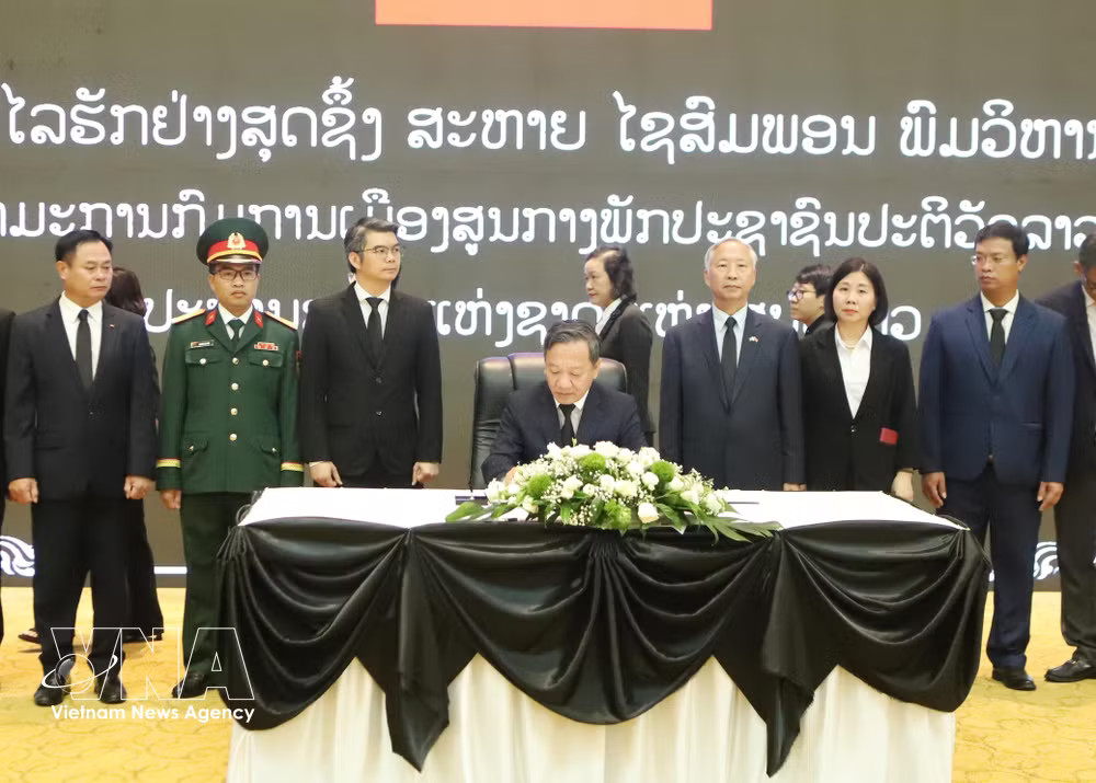 Ambassador Nguyen Minh Tam (centre) signs the condolence book at the memorial service for President of the Lao National Assembly Xaysomphone Phomvihane (Photo: VNA) vnanet-lao2.jpg