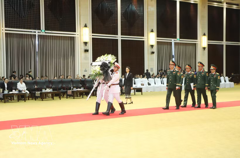 A delegation from the Vietnamese Ministry of National Defence, led by Senior Lieutenant General Nguyen Truong Thang, member of the Party Central Committee and Deputy Minister of National Defence, pays tribute to Lao National Assembly Chairman Xaysomphone Phomvihane in Vientiane on August 9. (Photo: VNA)